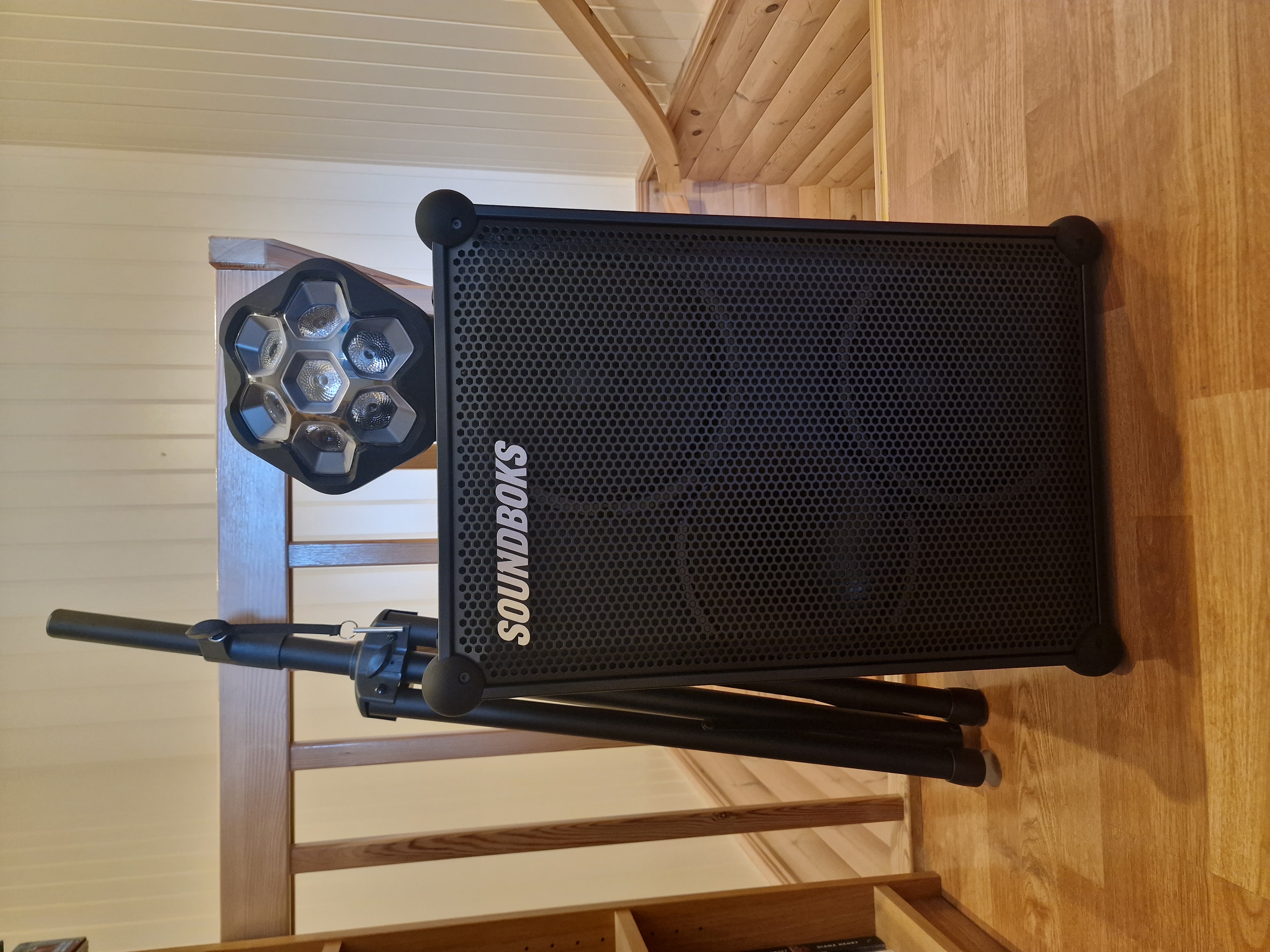 Soundboks 4 med stativ og lightboks 