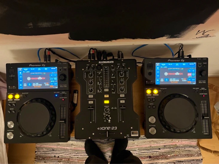 Pioneer xdj-700 soittimet sekä mixeri