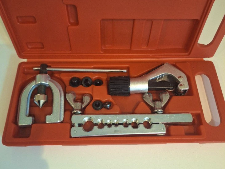 Dubbelkoningsverktyg tex. bromsrör