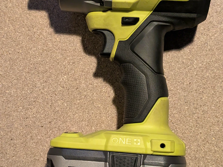 Ryobi 18v one+ hp hiiliharjaton iskevä mutterinväännin