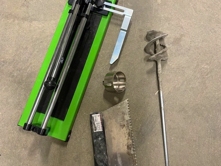 Flisekutter, tannsparkel og rørepinne