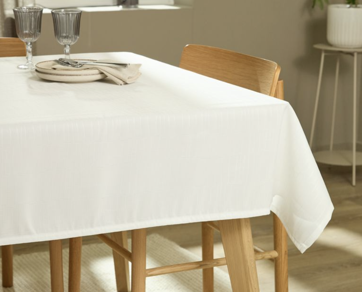 Valkoinen pöytäliina 140x320 valkoinen 10kpl
