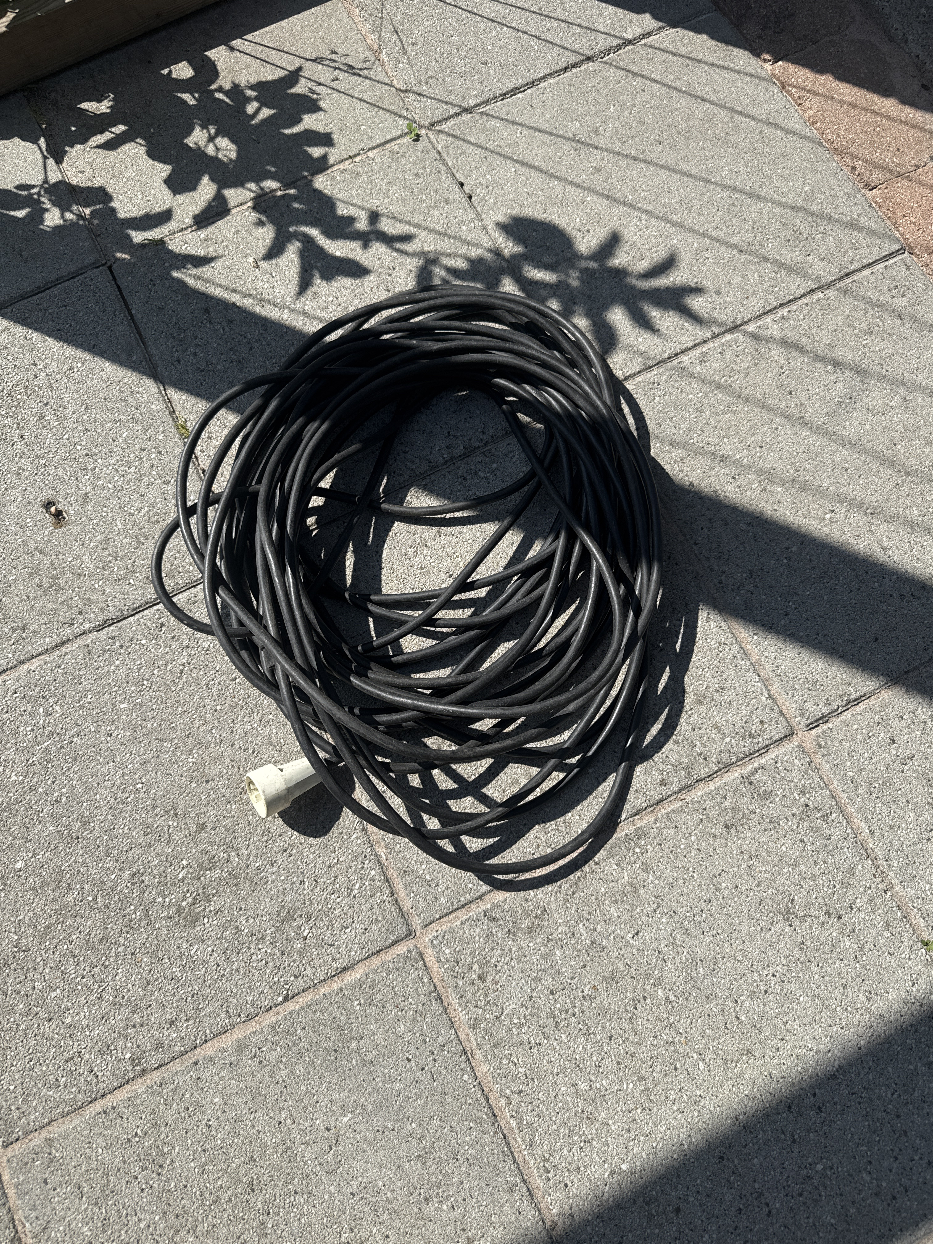 Lång elsladd för trädgårdsmaskiner