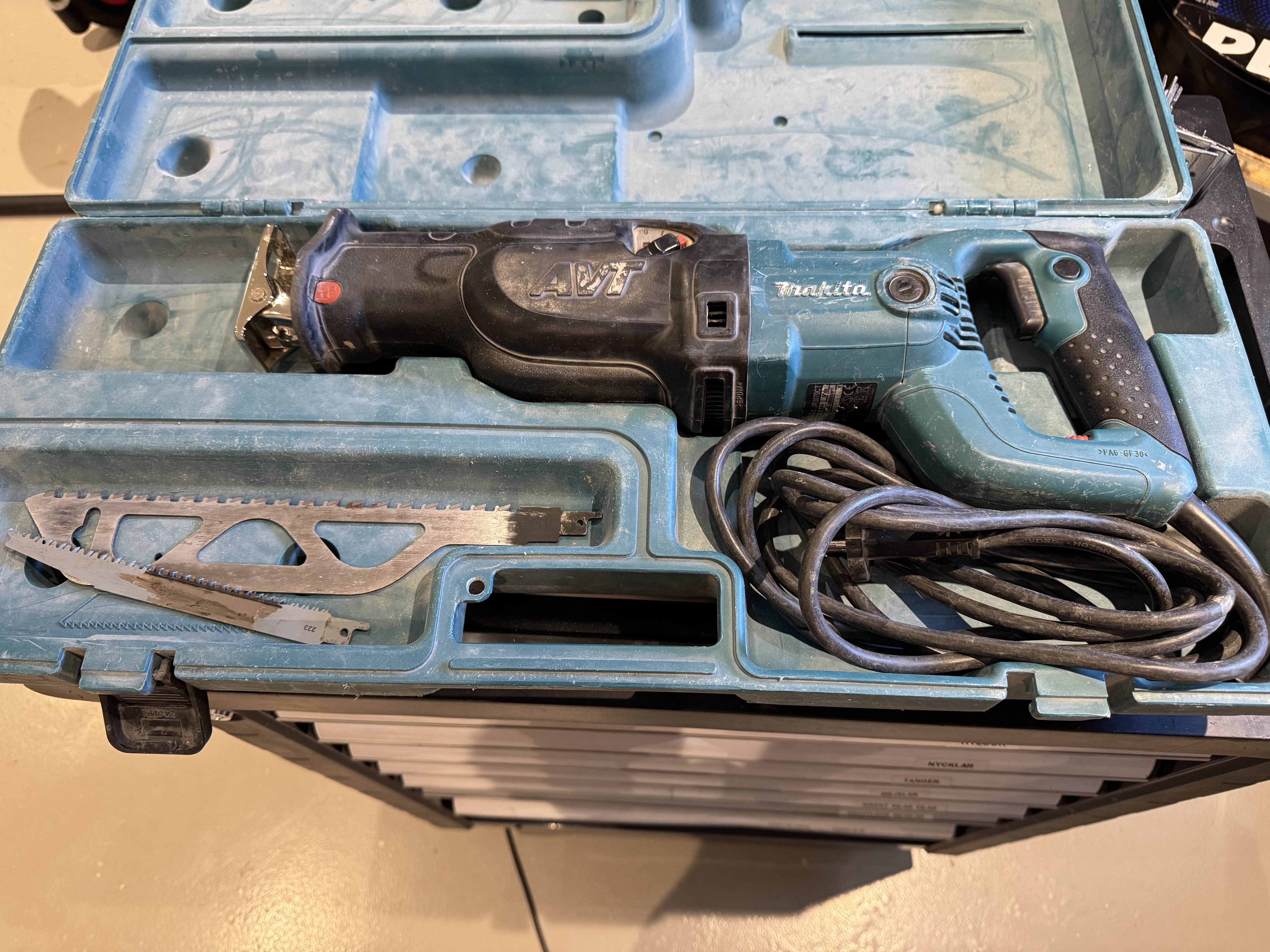 Makita professionell rivnings-/tigersåg  