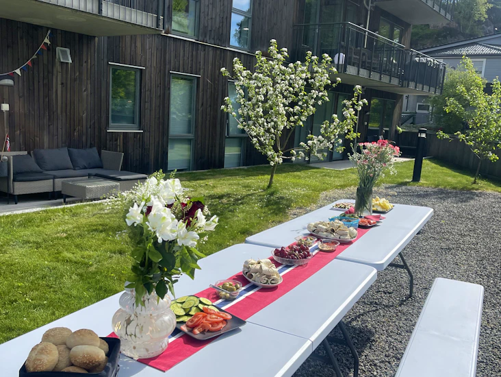 Sammenleggbart bord x2 pluss en sammenleggbar benk