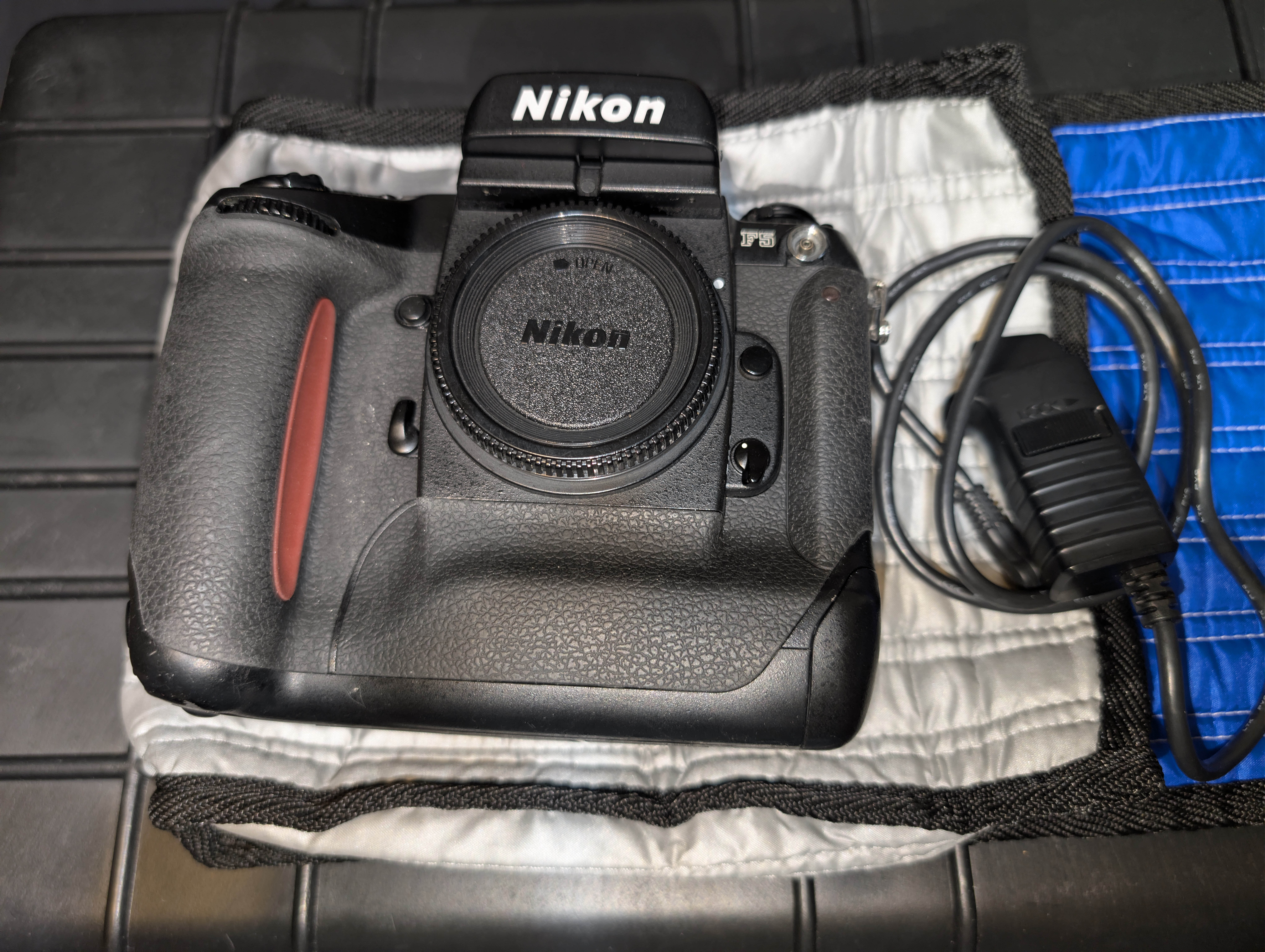 Nikon f5 professional 35mm film af stills camera with remote shutter and flash kit
