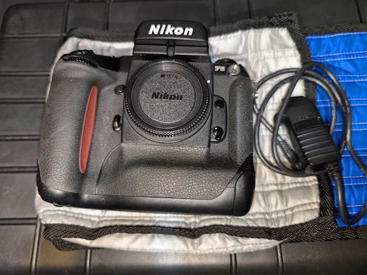 Nikon f5 professional 35mm film af stills camera with remote shutter and flash kit