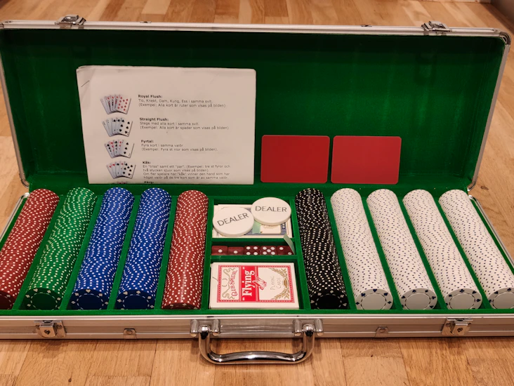 Pokerset med 500 marker, kortlek och dealer-knapp