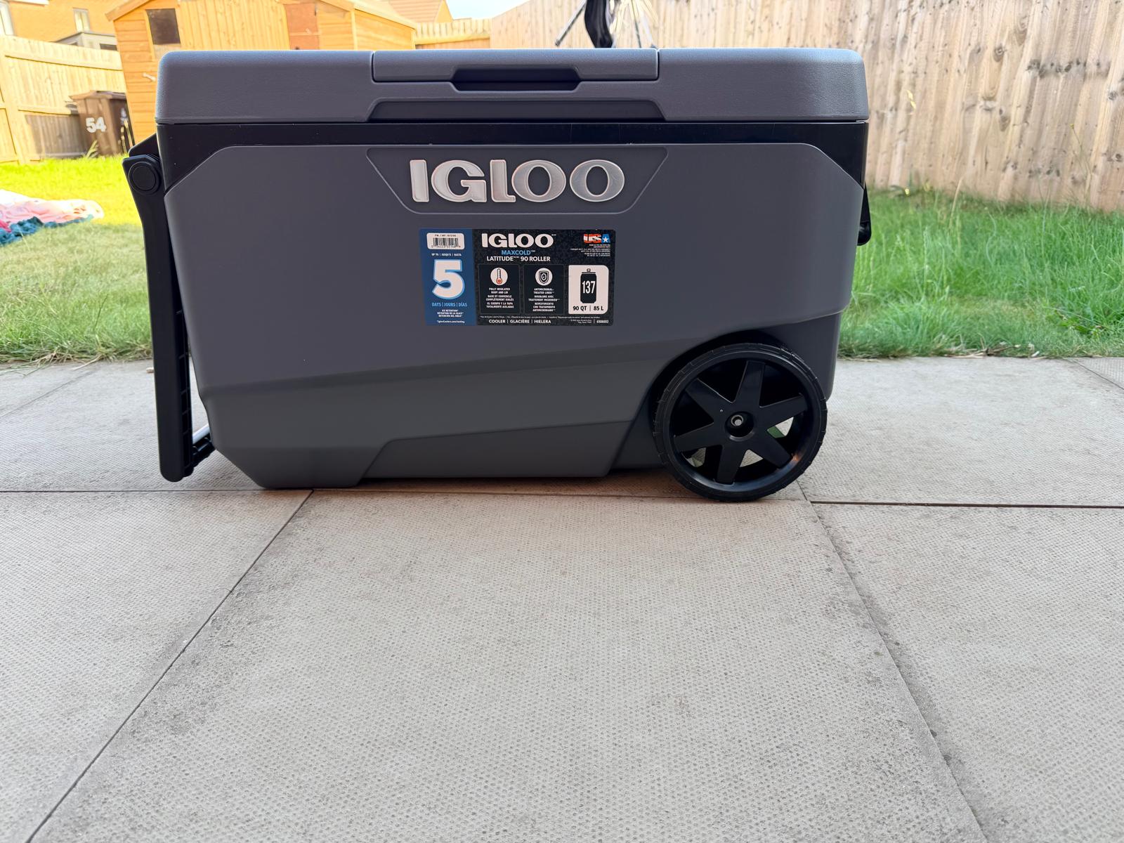 Igloo maxcold latitude 85 litre (90 us qt) roller cooler