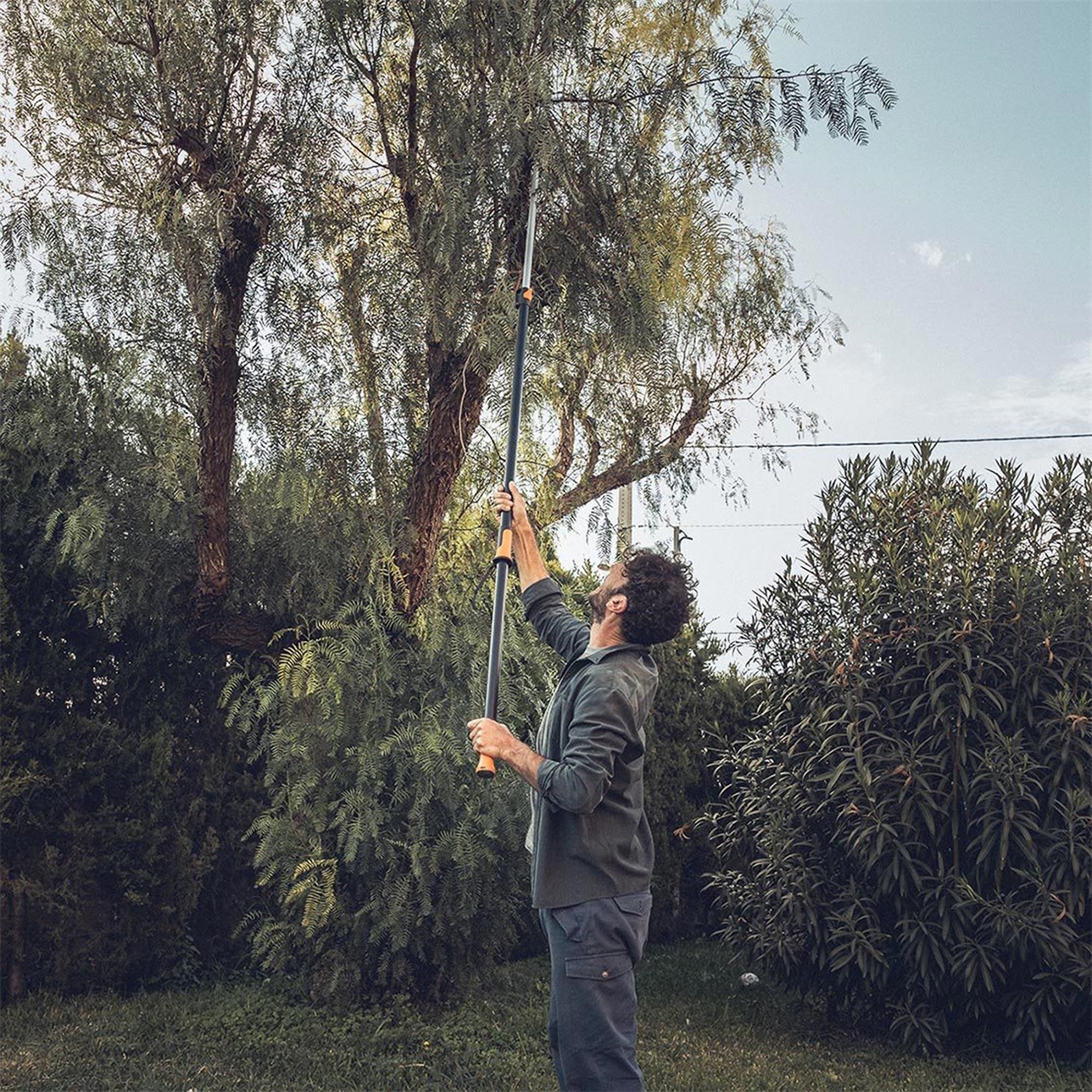 Effektiv och bekväm beskärning från marknivå med fiskars upx86