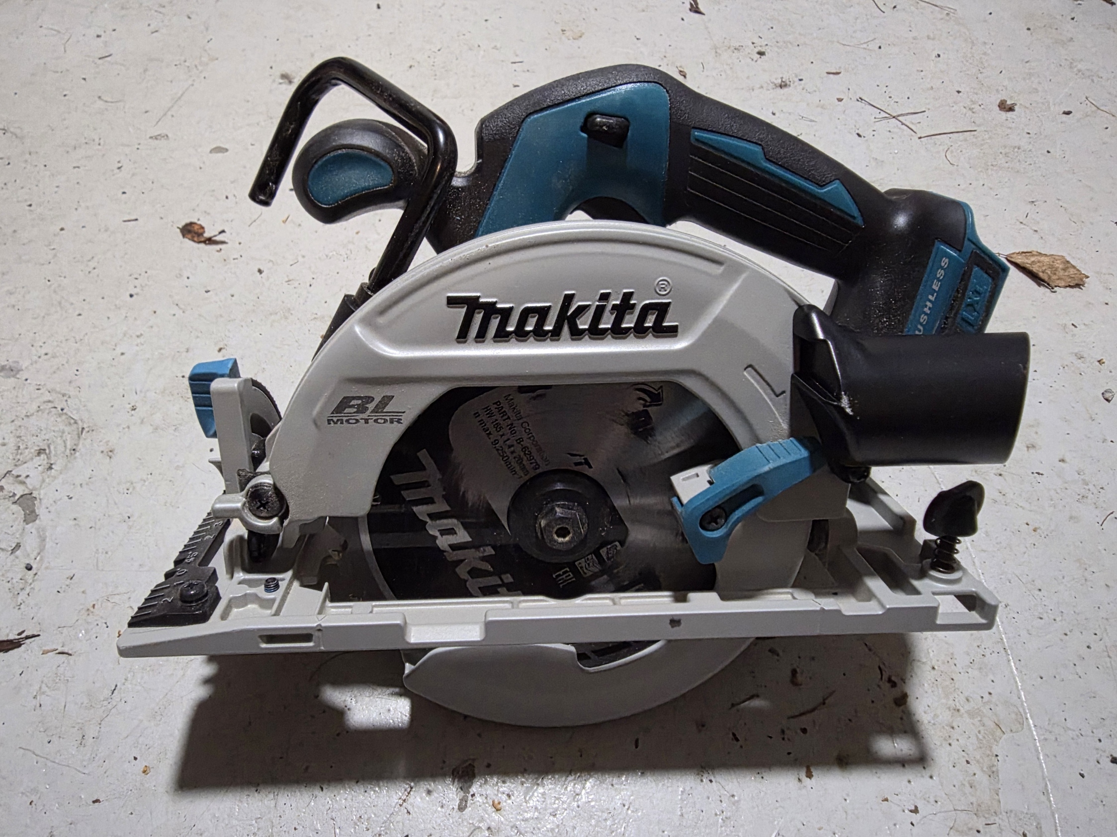 Laadukas makita dhs680z 18v akkupyörösaha (hiiliharjaton) + 2 akkua ja laturi