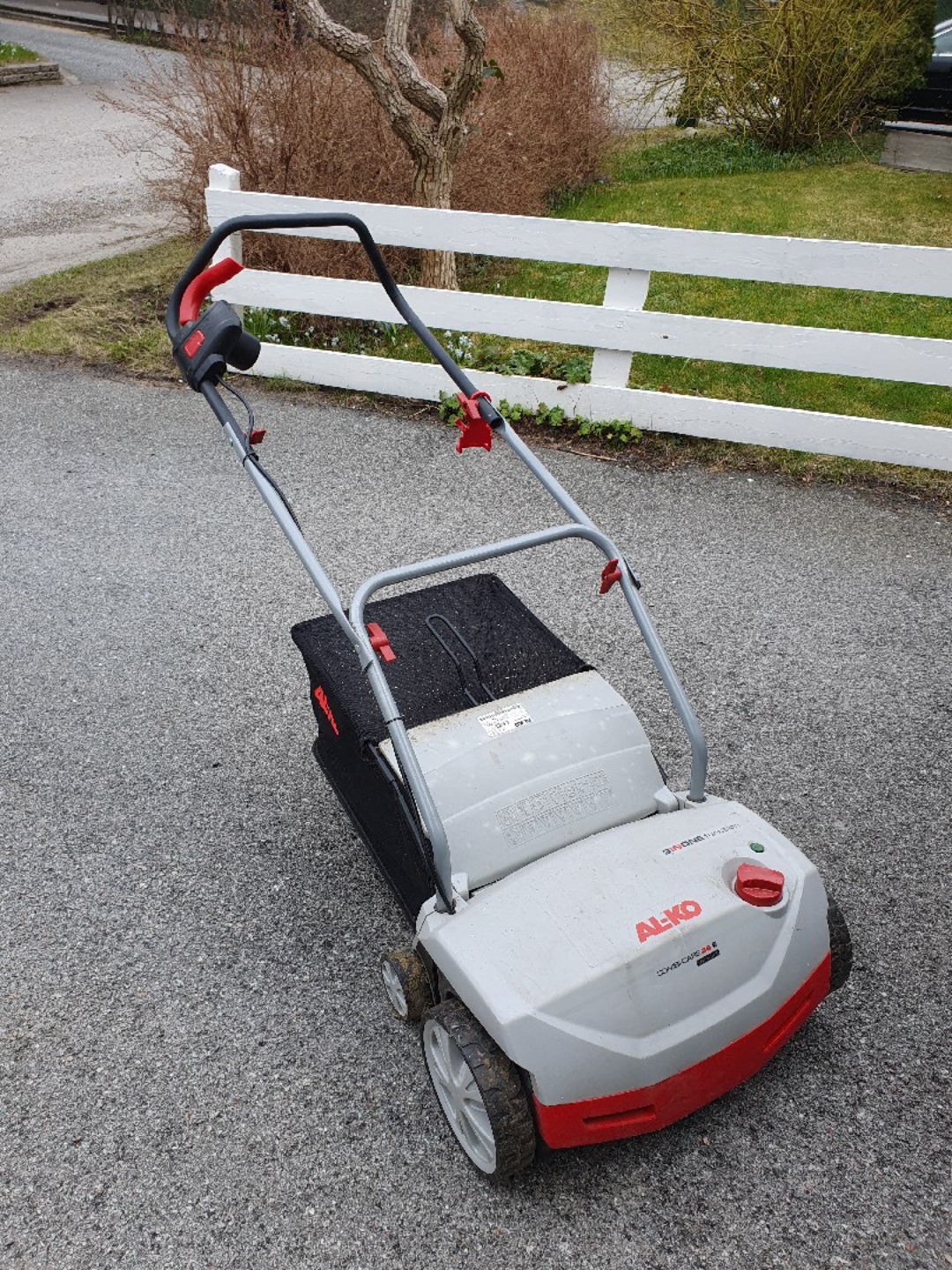 Vertikalskärare/mossrivare eldriven