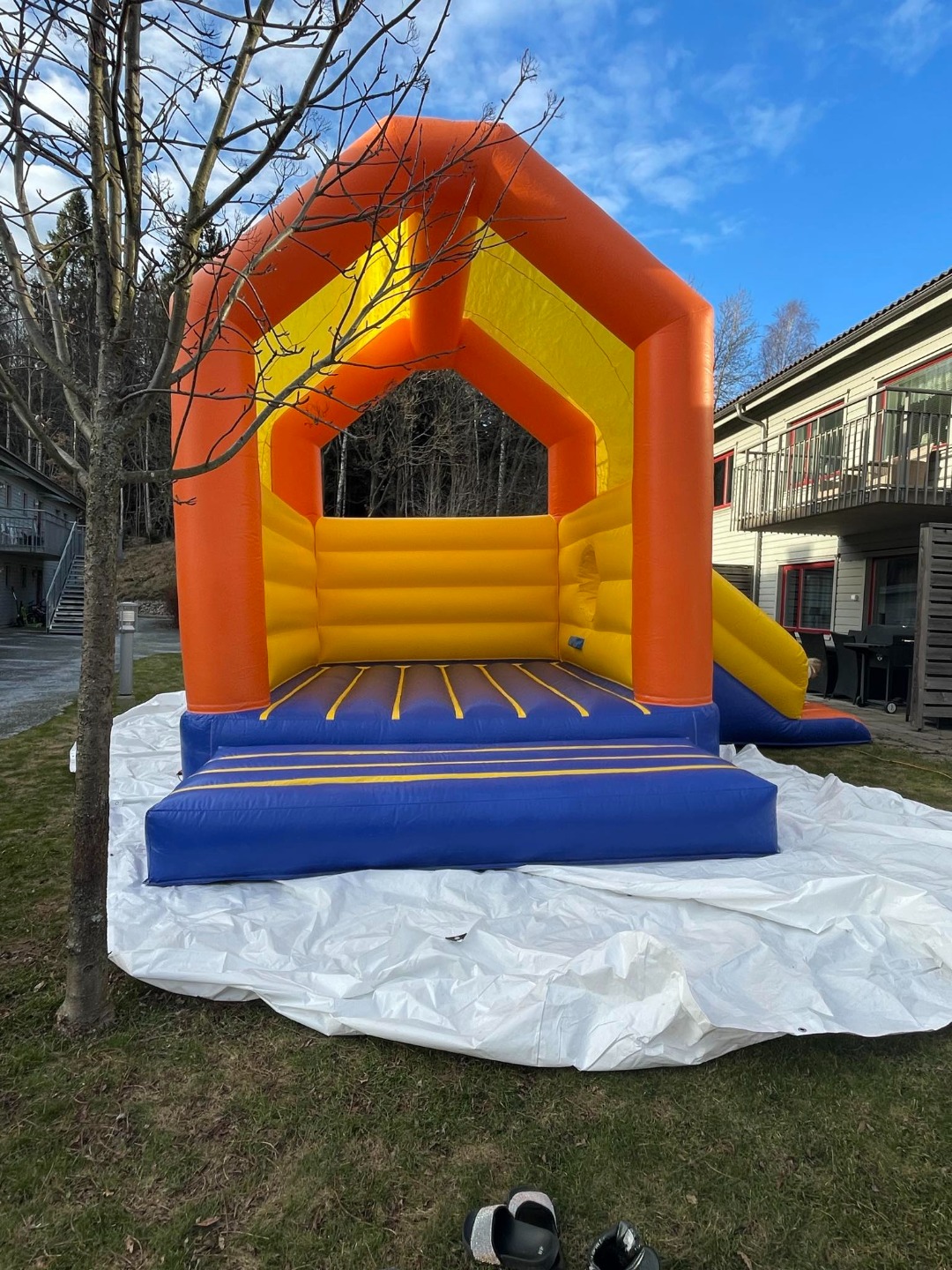 Hoppborg med rutschkana!