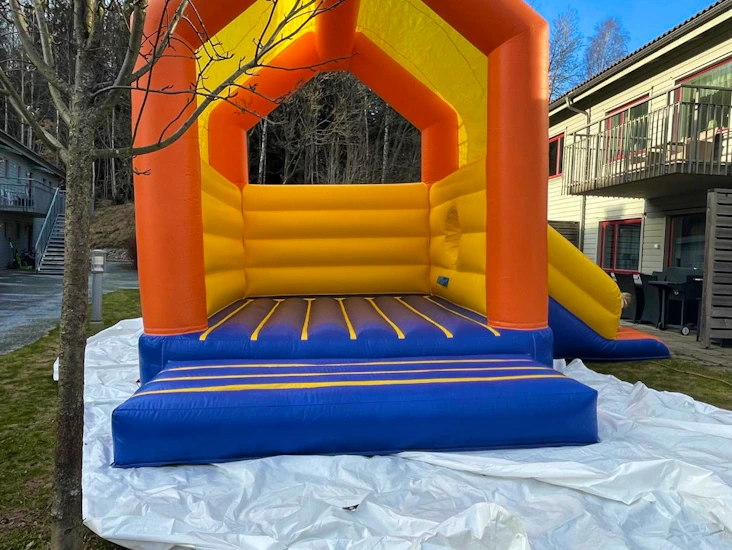 Hoppborg med rutschkana!