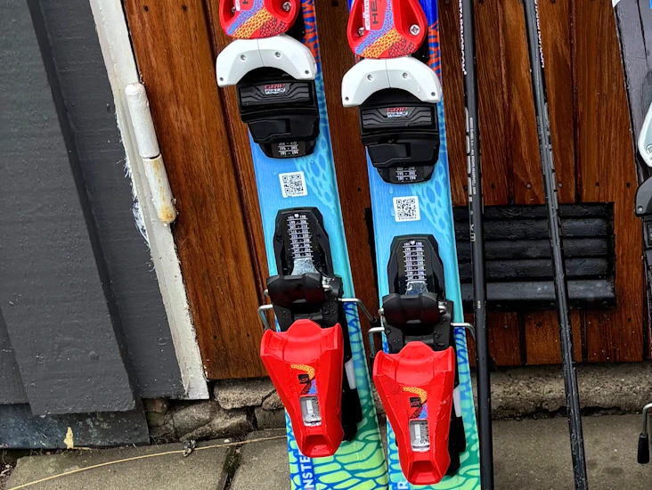 Skidpaket junior 4-6 år i mkt fint skick med pjäxor, skidor, stavar och ryggskydd - använda 2 veckor!