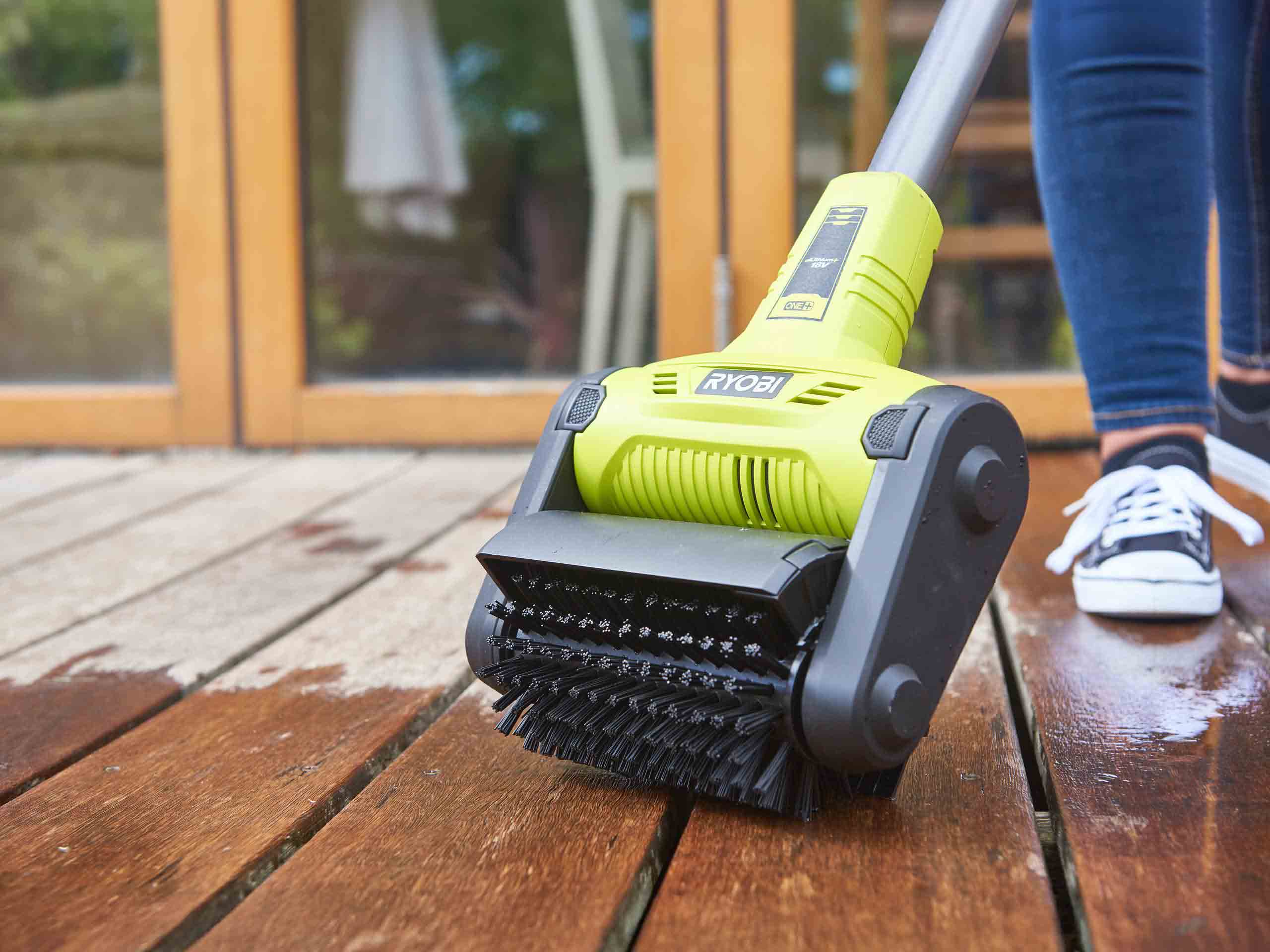 Terrassborste ryobi 18v – tar bort mossa & smuts enkelt