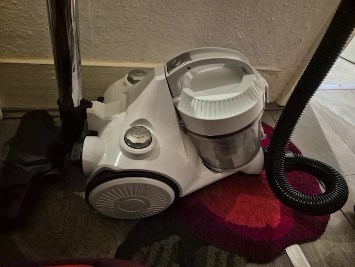 Bush white bagless vacuum cleaner hoover