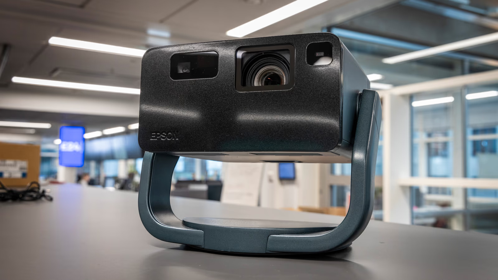 Leie av epson ef-22 – prosjektor med lerret inkludert