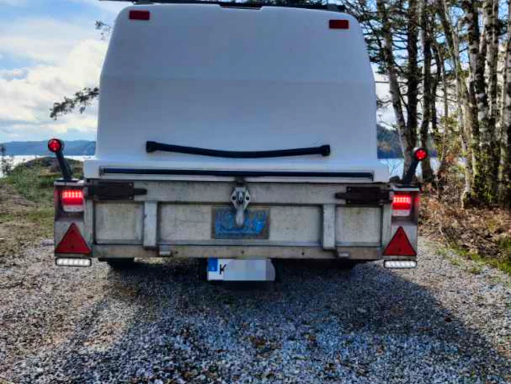 Släpkärra med kåpa