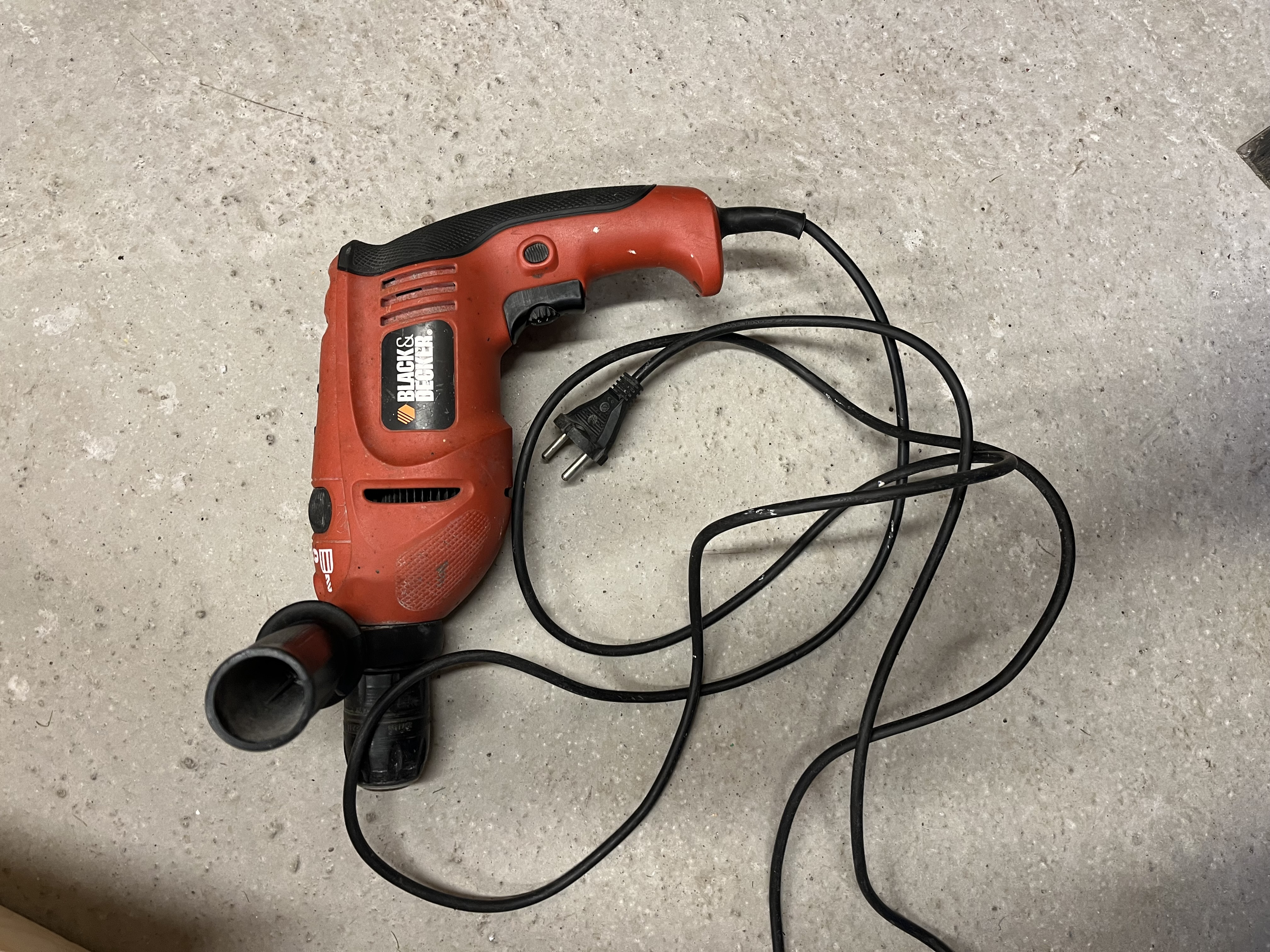 Praktisk og kraftig drill 