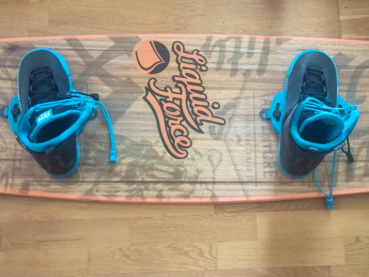 Wakeboard liquid force med bra bindningar