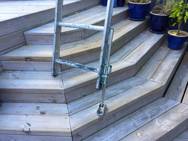 Utskjutsstege med stödben