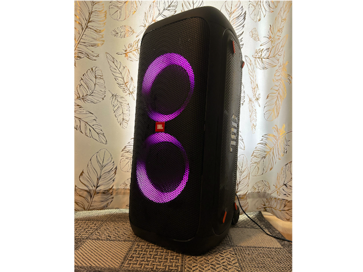 Juhliin ja bileisiin! iso jbl bluetooth-kaiutin + 2 langatonta mikrofonia – karaokeen, juontamiseen ja musiikin kuunteluun!