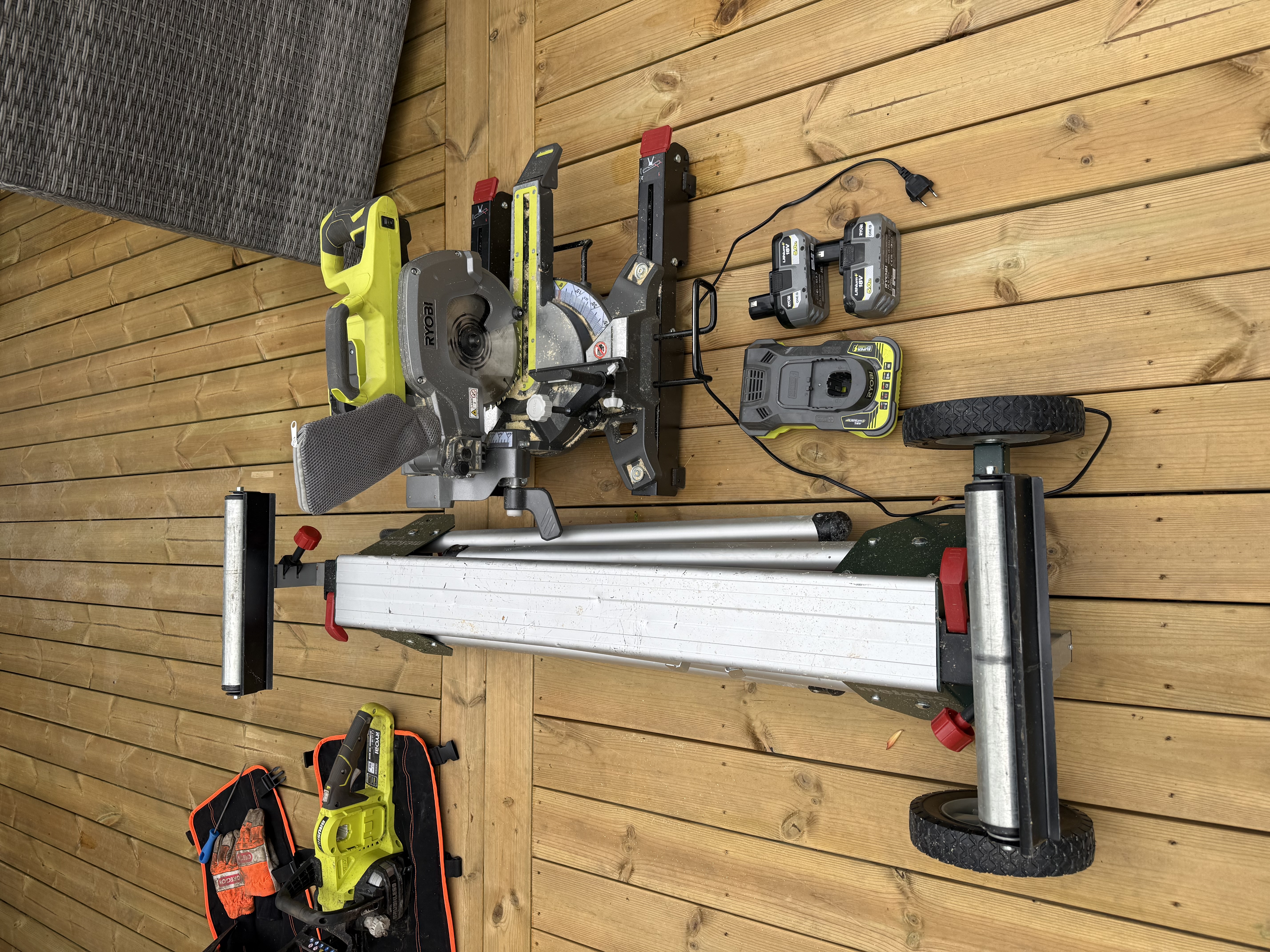 Ryobi r18ms216-0 kapp og gjærsag med bord, batterier og lader