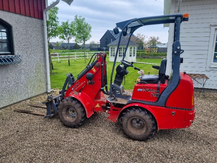 Kompaktlastare med skopa och gafflar