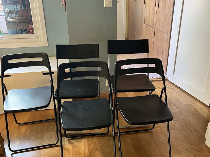 5 svarte klappstoler – praktiske til selskap eller ekstra sitteplasser