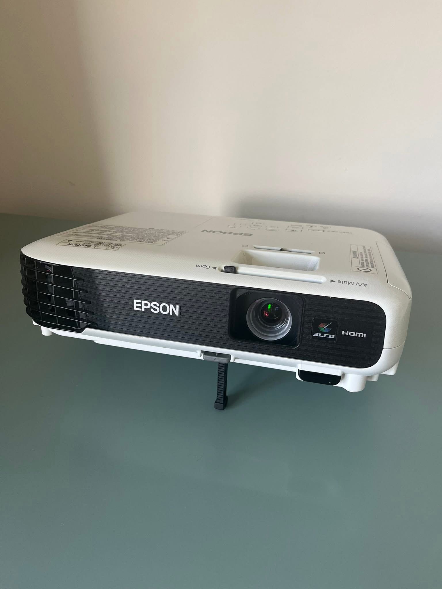Epson eb-s04 hd projector