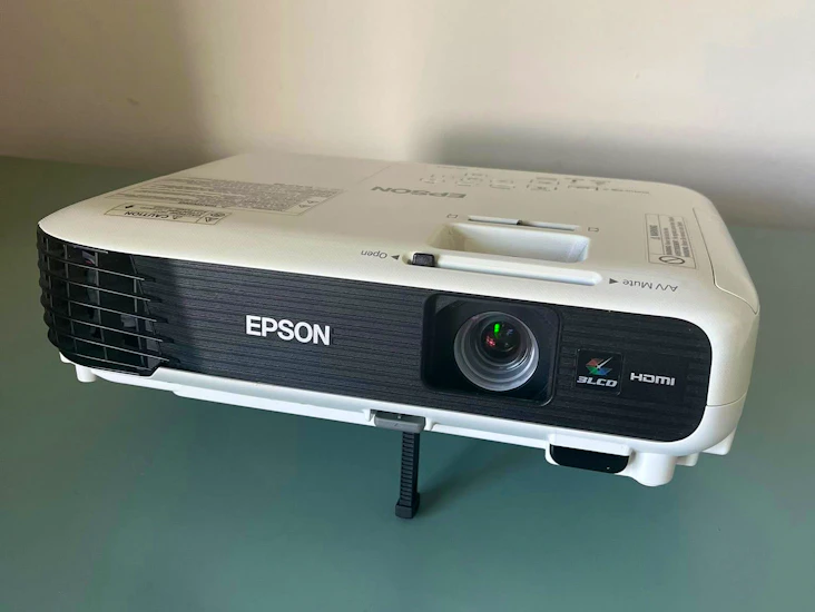 Epson eb-s04 hd projector
