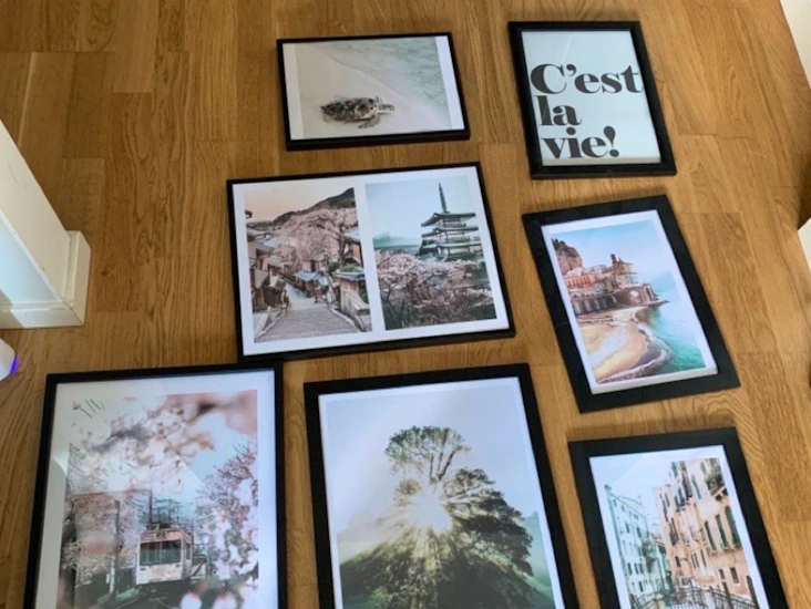 Postertavelvägg, svarta ramar