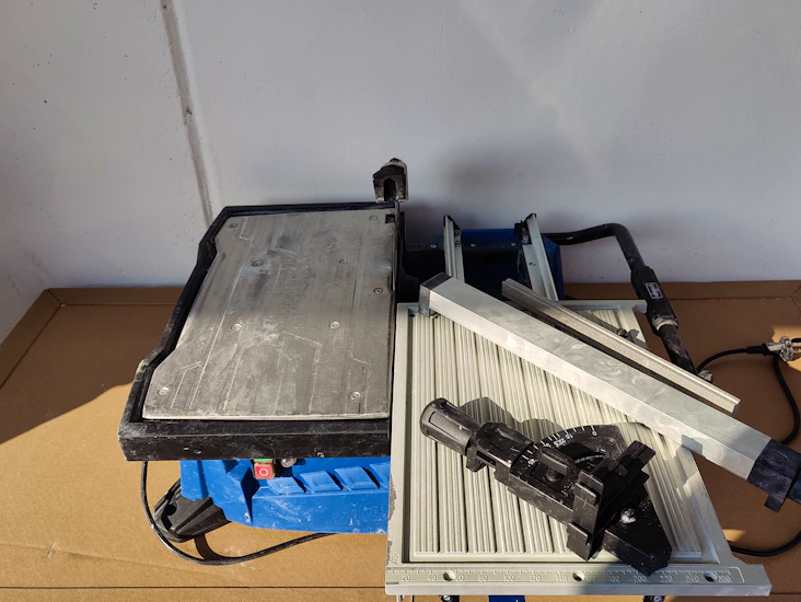 Kakel- och klinkersåg/skärmaskin, vattenkyld med praktiskt glidbord