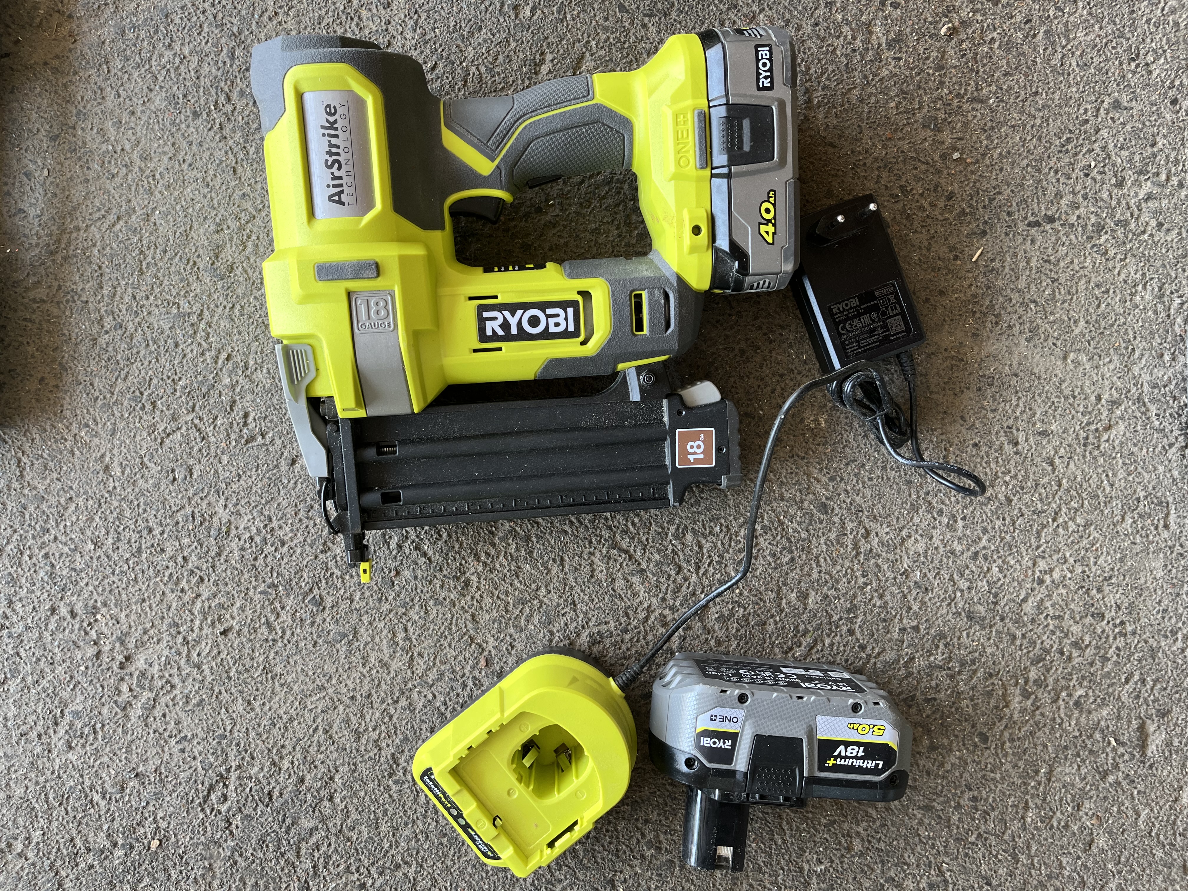 Batteridrevet spilerpistol fra ryobi