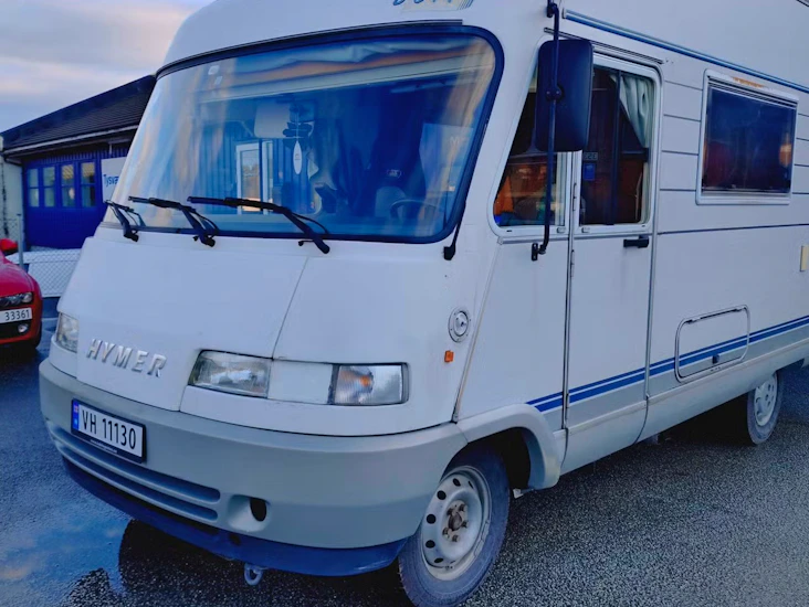 Hymer b544 – helintegrert | 5 soveplasser | fri km