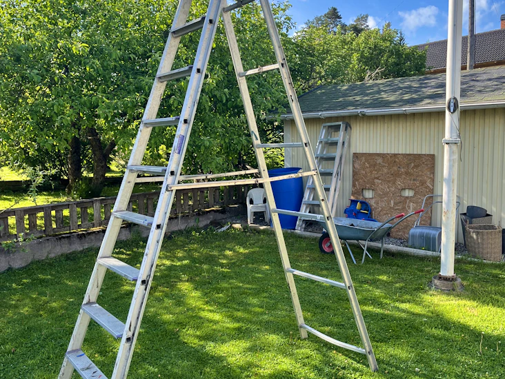 Stabil trappstege med 10 steg höjd 2,45m