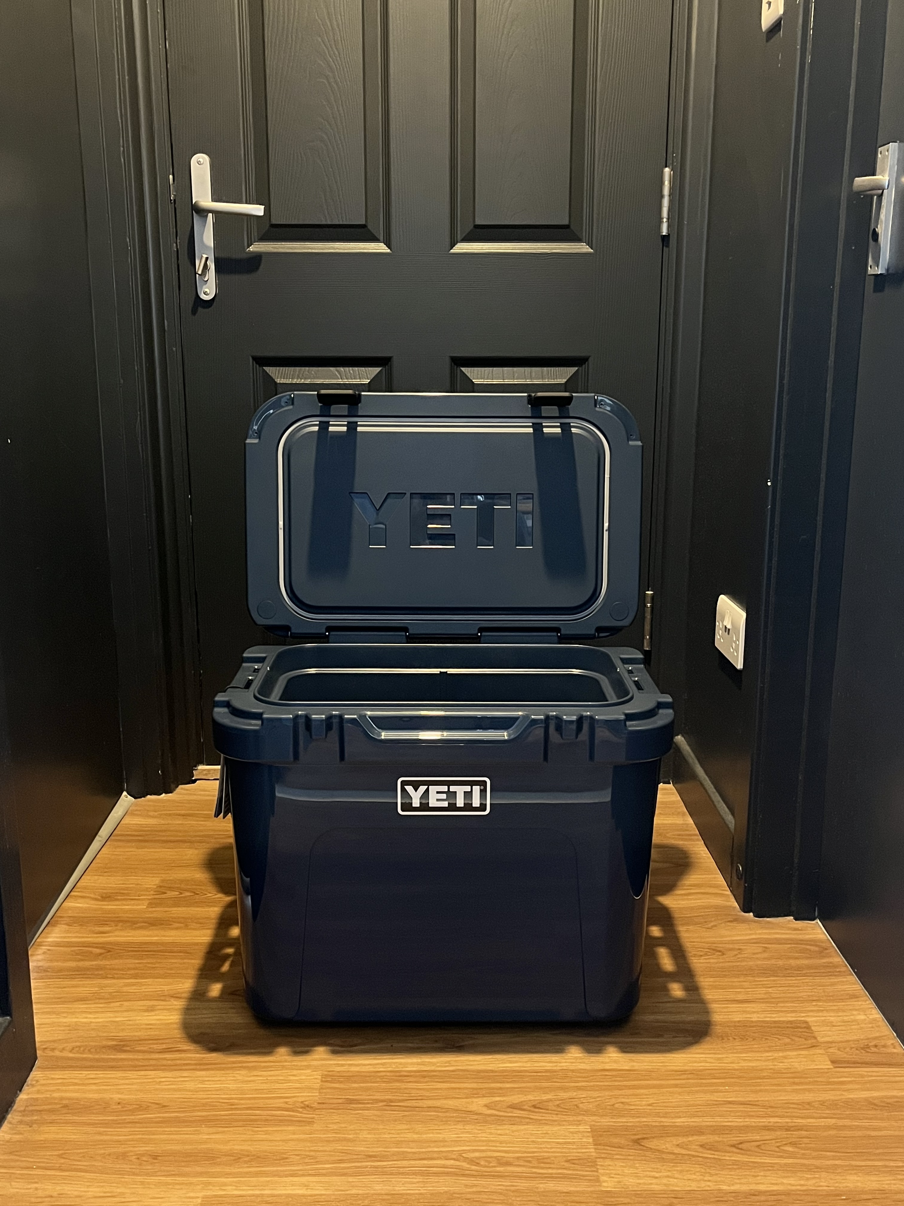 Yeti roadie 32 wheeled cool box (navy) – festivals, bbqs & park days