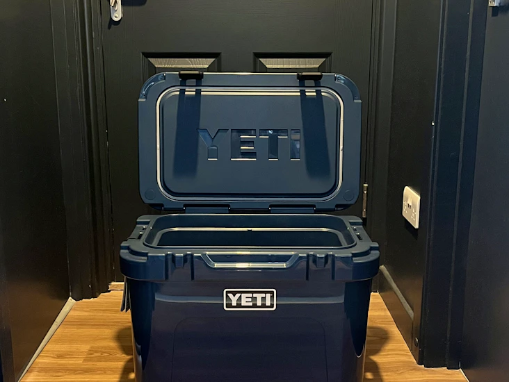 Yeti roadie 32 wheeled cool box (navy) – festivals, bbqs & park days