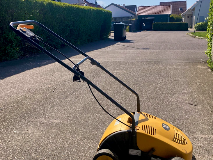 Kombinerad vertikalskärare & mossrivare