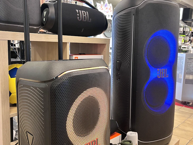 Jbl 320- levererar kraftfullt jbl pro-ljud med rejäl dunkade bas
