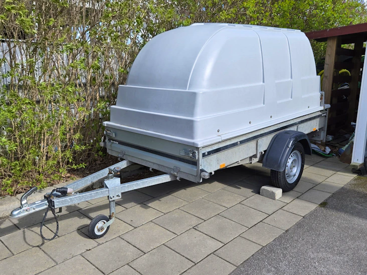 Obromsad släpvagn med kåpa