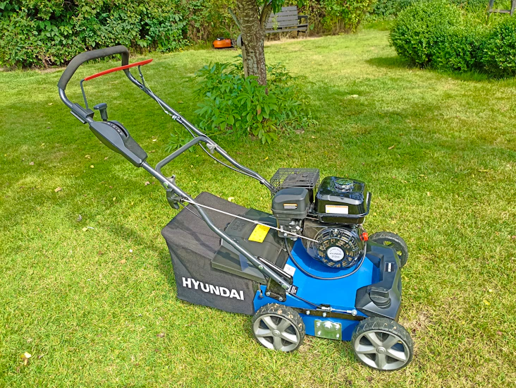 Kraftfull hyundai bensin vertikalskärare med tillbehör