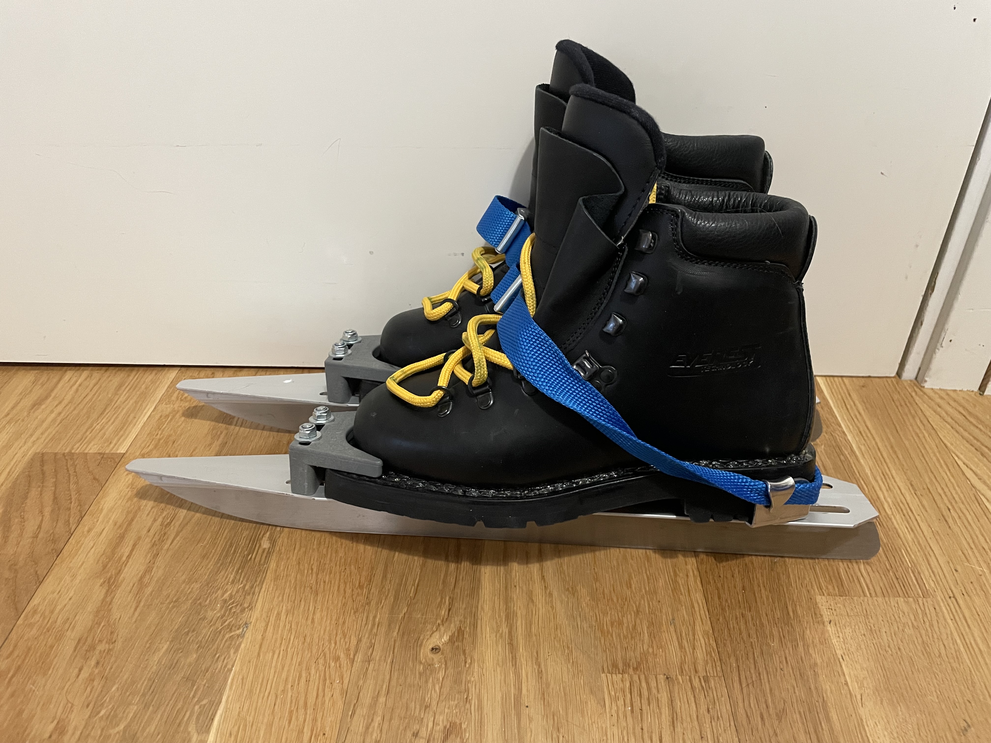 Långfärdsskridskor med pjäxa strl 38 