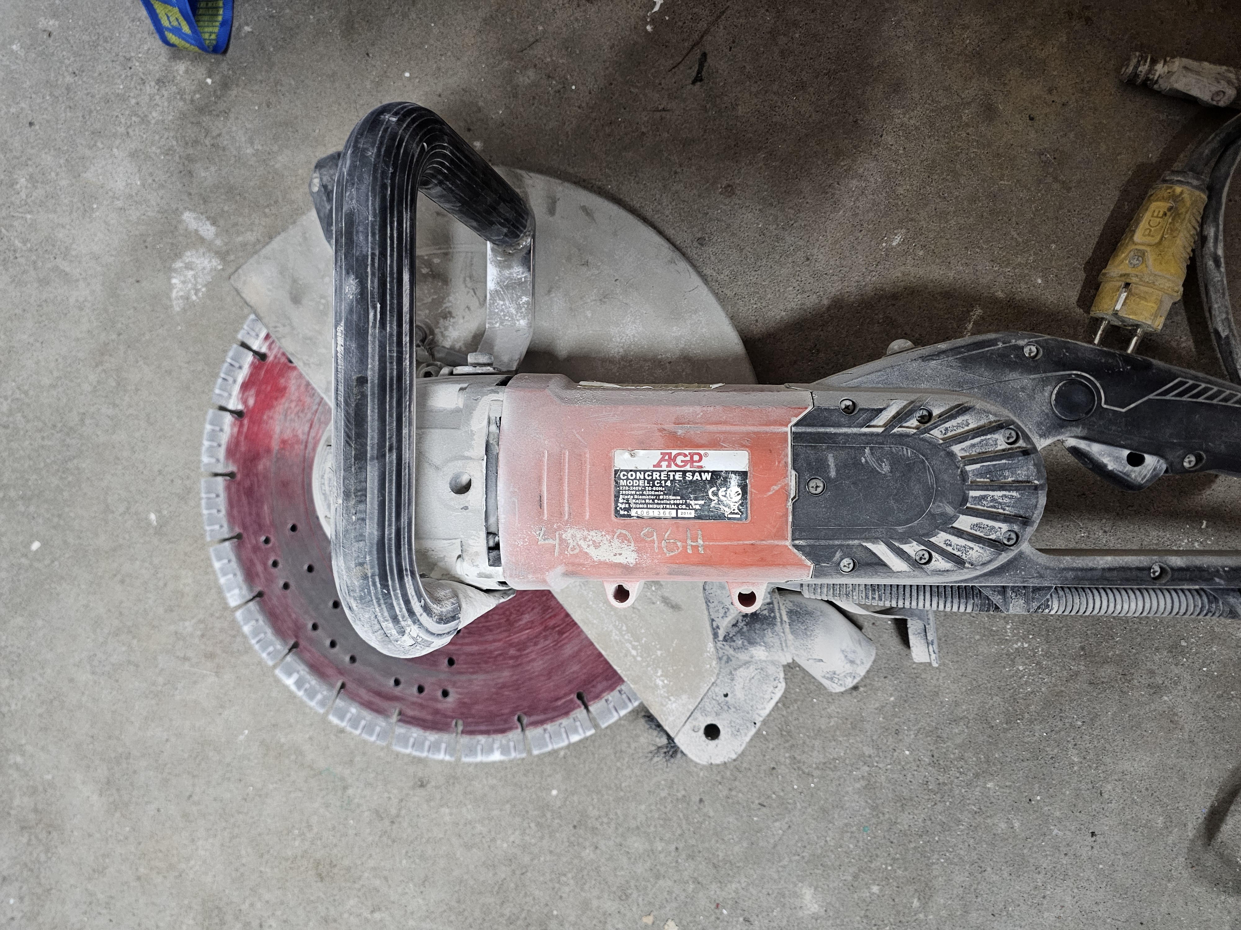 Eldriven motorkap för våt- och torrsågning i betong agp