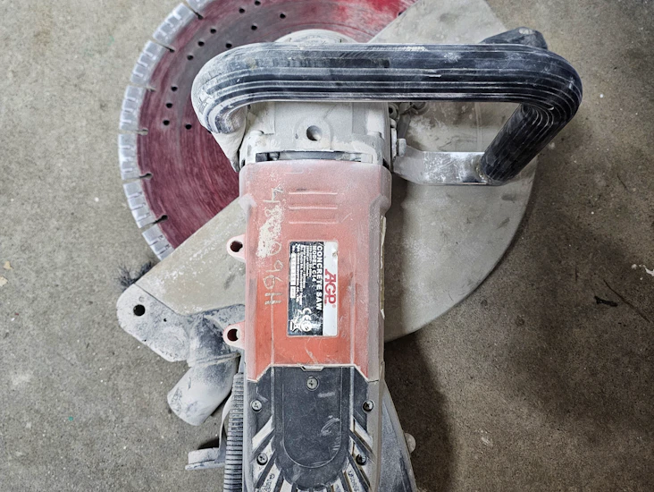 Eldriven motorkap för våt- och torrsågning i betong agp