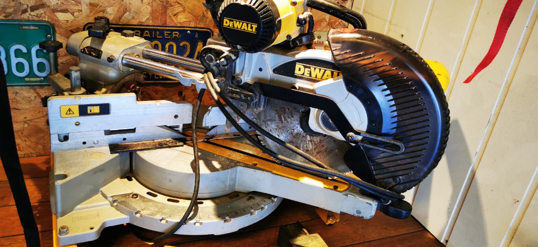 Dewalt kapp og gjærsag med stativ