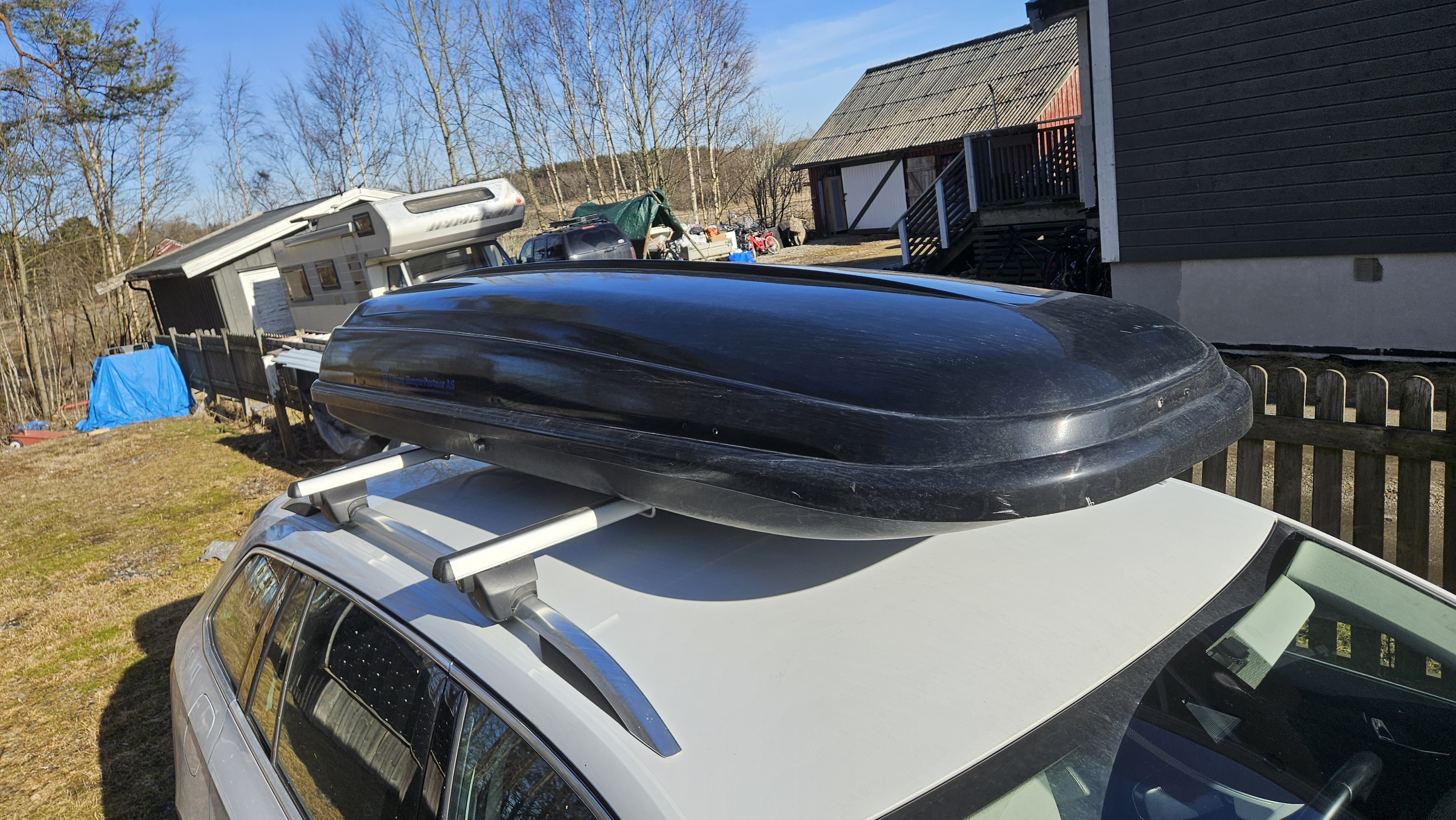 Praktisk og romslig thule takboks