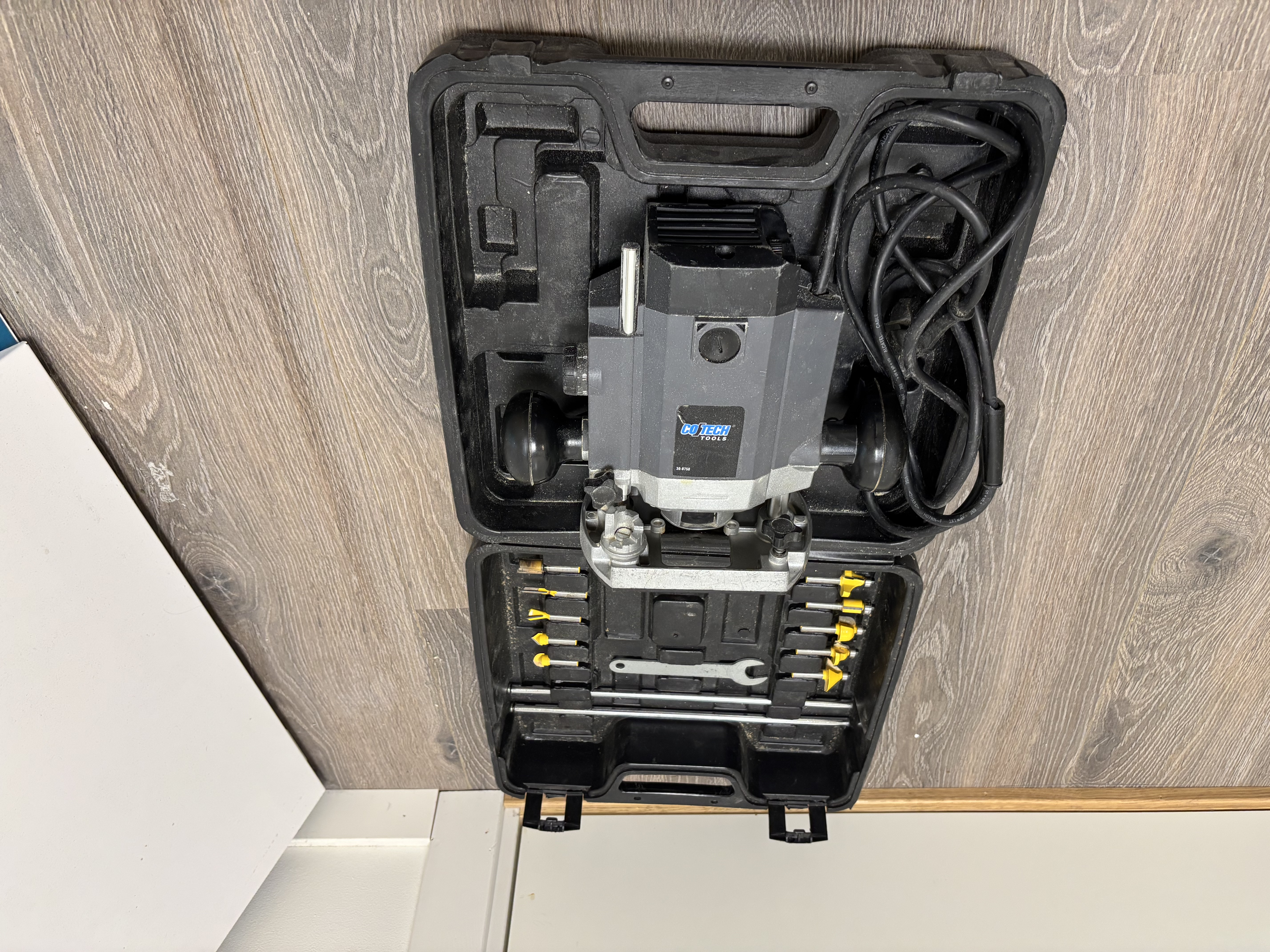 Håndoverfres / dykkfres – cotech 1200w med fresestålsett og koffert