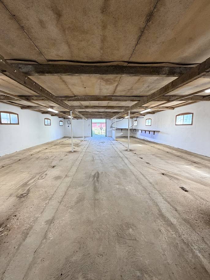 Lokal (165kvm) lämplig för verkstad, garage, lager, förråd uthyres på gård